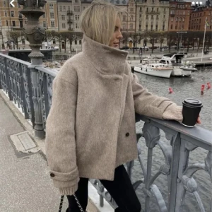 Arket kappa - Kappa från Arket. Den är i fint skick utan hål eller några andra defekter. Köpte den ganska dyrt, kollar intresset pga att jag inte fått så stor användning av den på sistone! Verkligen sååå fin färg och passform🩷 storlek 34/XS men oversized