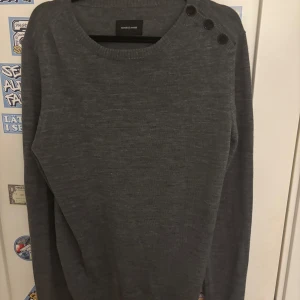 Samsøe Samsøe tröja  - Säljer nu denna unika tröja från Samsøe Samsøe, mycket unik med fräna armbågs lappar, tröjans nypris ligger på ca 1299kr och är använd fåtal gånger, säljes PGA för liten! Pris går att diskuteras, Storlek L/M