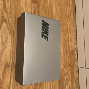 NIKE PHANTOM GX II ELITE AG MAD AMBITION - Köpte ett par för att sedan få ett likadant par till min födelsedag av min morsan någon vecka efter.  Ej använda, endast öppnat lådan för att ta bilder. Nypris 3249kr. Börjar på 2500. Kan släppa dom för lägre vid snabb affär🙂