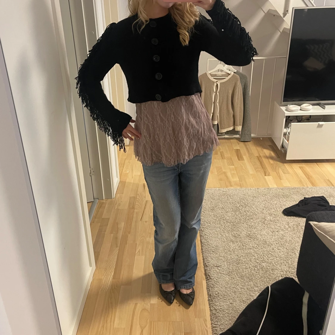 Svart kofta med fransdetaljer - 93