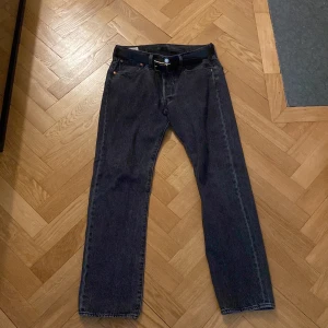 Levi's 501 jeans - Säljer ett par klassiska Levi's 501 jeans som är svarta. Köpte dem på Åhléns i slutet av November eller början av december för 1249kr, säljer dem för att (jag) inte gillar passformen. Skriv privat för frågor osv.