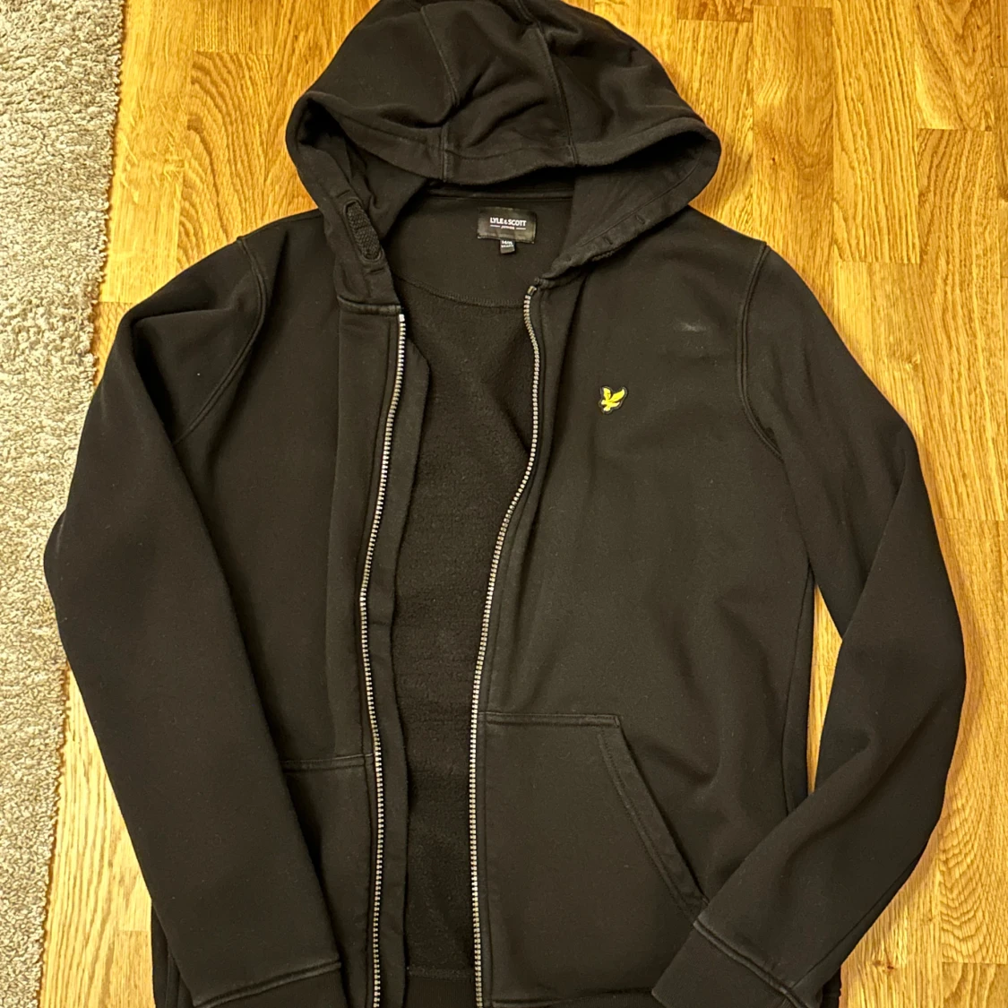 Svart hoodie med dragkedja från Lyle & Scott
