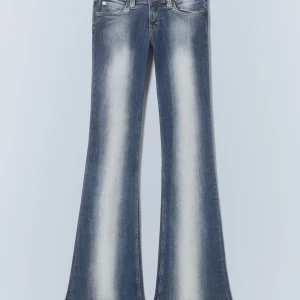 Blå bootcut jeans från Cheap monday - Snygga blå bootcut jeans från cheap monday med en cool tvättad look. Helt nya i storlek 28/34 passar perfekt på mig som brukar ha S och är 175cm