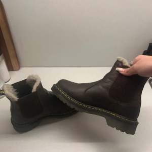 Dr martens skor  - Säljer min mammas par dr martens skor som har ny pris på ca 1999 och mitt pris är 900. St är liten 37 ❤️PRIS GÅR ATT DISKUTERAS!