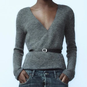 Grå omlottopp med bälte - Snygg grå omlottopp med v-ringning och bälte. I storlek S från Zara helt ny