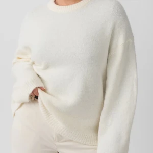 Vit stickad tröja med rund hals - Vit stickad tröja från Gina, jätte fin säljer för fel storlek och inprincip oanvänd!🌟