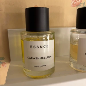 ESSNCE Carashmellow Parfym - Säljer nu min ESSNCE parfym i doft av ”Carashmellow” (50ml). Säljer den då den ej kommer till användning längre då jag har införskaffat mig nya parfymer. Ordinarie pris:360kr 