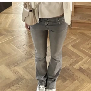 Grå jeans i bootcut-stil - Säljer ett par snygga grå jeans!