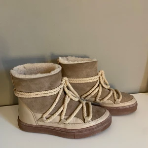 Beige vinterboots från Inuikii - Säljer ett par snygga och varma beige vinterboots från Inuikii. Passar mig som har 37. Endast använda en vinter. Har lämnat in de hos en skomakare därav det i bak. Men de är som nya, inga defekter. Perfekta för kalla vinterdagar!❄️Priset kan även diskuteras.🤍