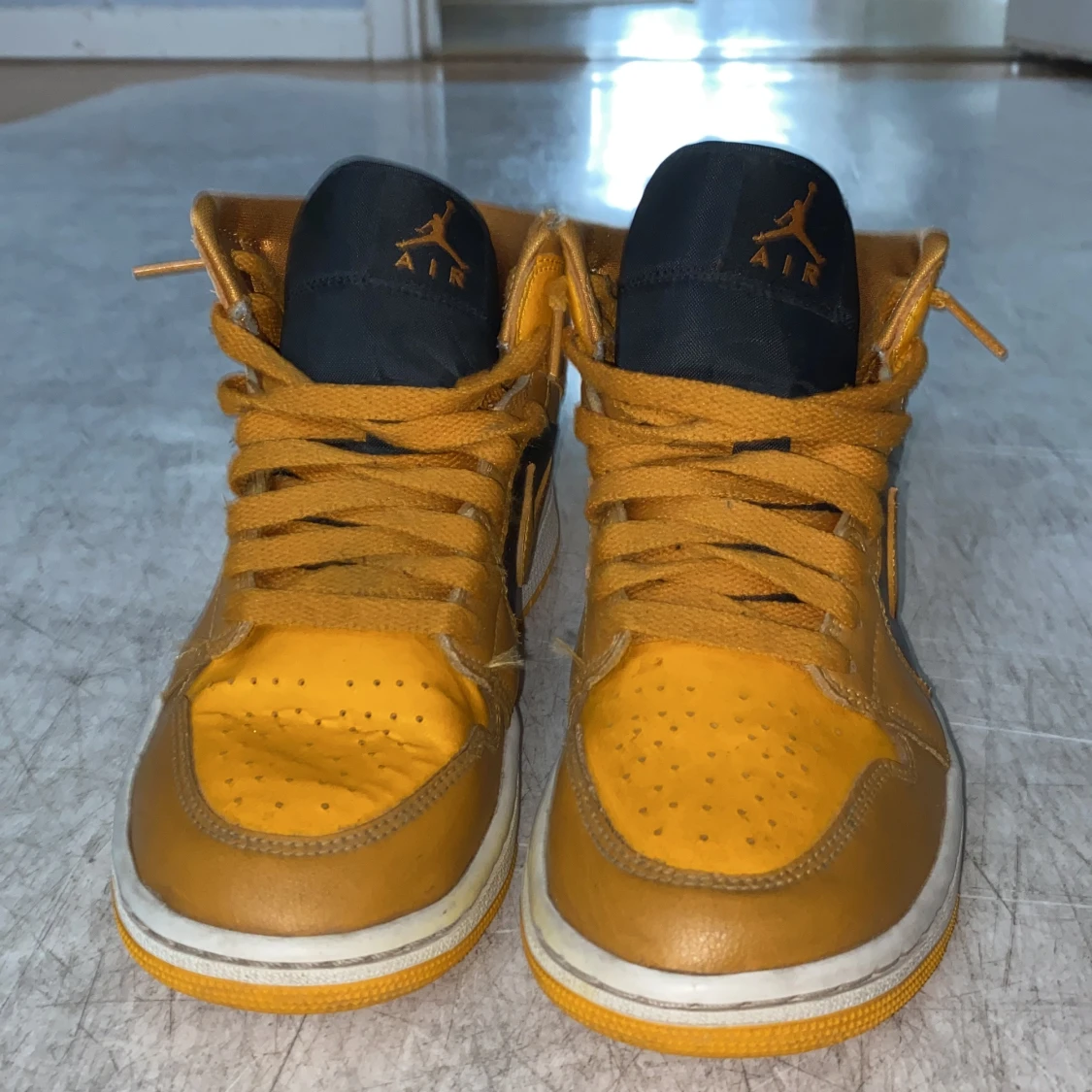 Nike Air Jordans 1 i gult och svart - 93