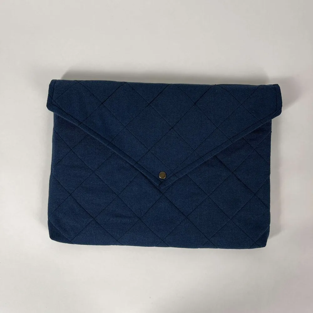 #01 Deep blue. Snygg och praktisk blå quiltad datorfodral. Perfekt för att skydda din laptop med stil. Väskan har en enkel knäppning och en unik design som passar både skola och jobb. Ett perfekt datorfodral med både funktionalitet och stil.. Accessoarer.