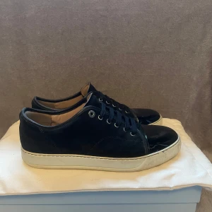  Svarta Lanvins uk7 - Säljer dessa snygga lanvins i färgen svart| dom är använda men är fortfarande i topp skick| storlek 41 motsvarar uk7 men passar större| hör av er för mer bilder eller frågor!