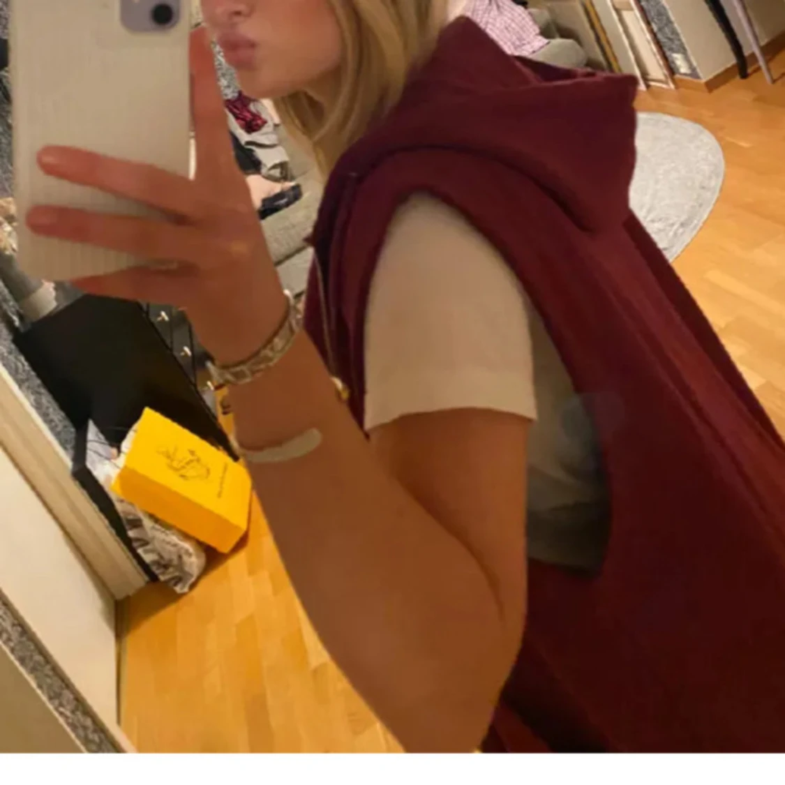 Vinröd väst med huva