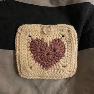 Virkad necessär rosa hjärta - Egenvirkad liten necessär som kan användas för att förvara små grejer separat i sin väska🫶🏼Det går att stänga öppningen men en blomformad knapp. Jag virkar dessa i flera andra färger och om du gärna vill ha en specifik färg kan du skriva till mig och beställa❣️