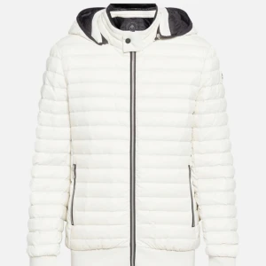 Moose knuckles dunjacka - Helt oanvänd jacka från Moose Knuckles ordinarie pris 6300. Jackan har långa ärmar och en stilren design, perfekt för kyligare dagar. Den är lätt och bekväm att bära. 