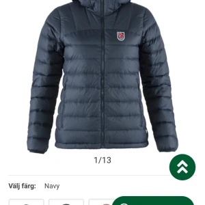 Navy Expedition Pack Down Hoodie W Dam - Säljer denna jacka som knappt är använd och är som ny då jag köpt den i svart istället! Köpt för 3999 men säljer för 1999 men priset kan diskuteras