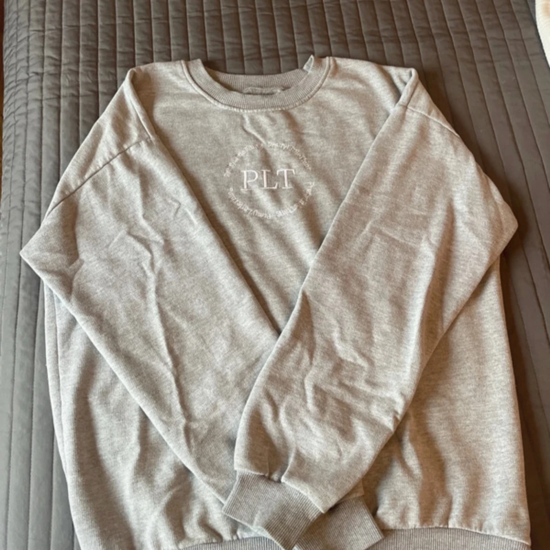 Grå sweatshirt från PrettyLittleThing