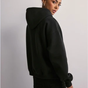 Basic original hoodie - Snygg och bekväm svart hoodie med en klassisk design. Perfekt för en avslappnad stil. Den har en rymlig huva och långa ärmar. Har i många olika storlekar XS-L