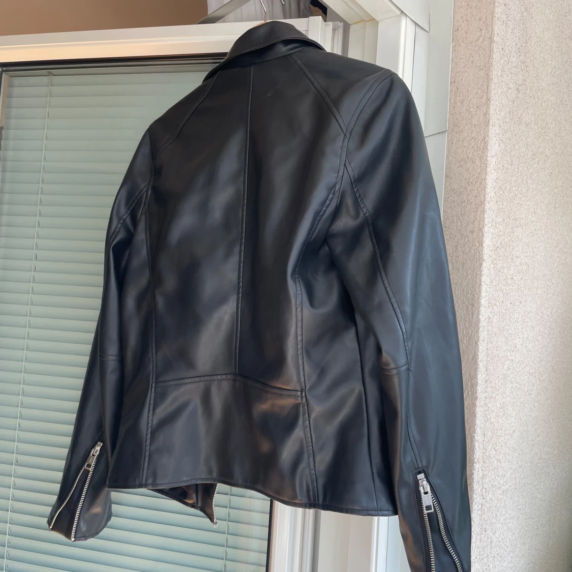 Svart skinnjacka från H&M - 90