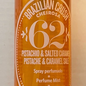 Brazilian Crush Cheirosa 62 Perfume Mist - Se bild 2 hur mycket som är kvar.       En härlig doftmist med noter av TOPPNOTER Pistasch, Mandel  HJÄRTNOTER Heliotrop, Jasmine  BASNOTER Vanilj, Karamell, Sandelträ