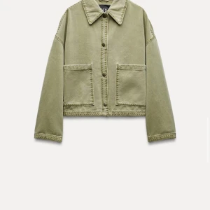 Jacka - Säljer nu en snygg jacka med stora fickor framtill. Oanvänd med lappar kvar. Perfekt för vår och höst! Skriv för egna bilder!