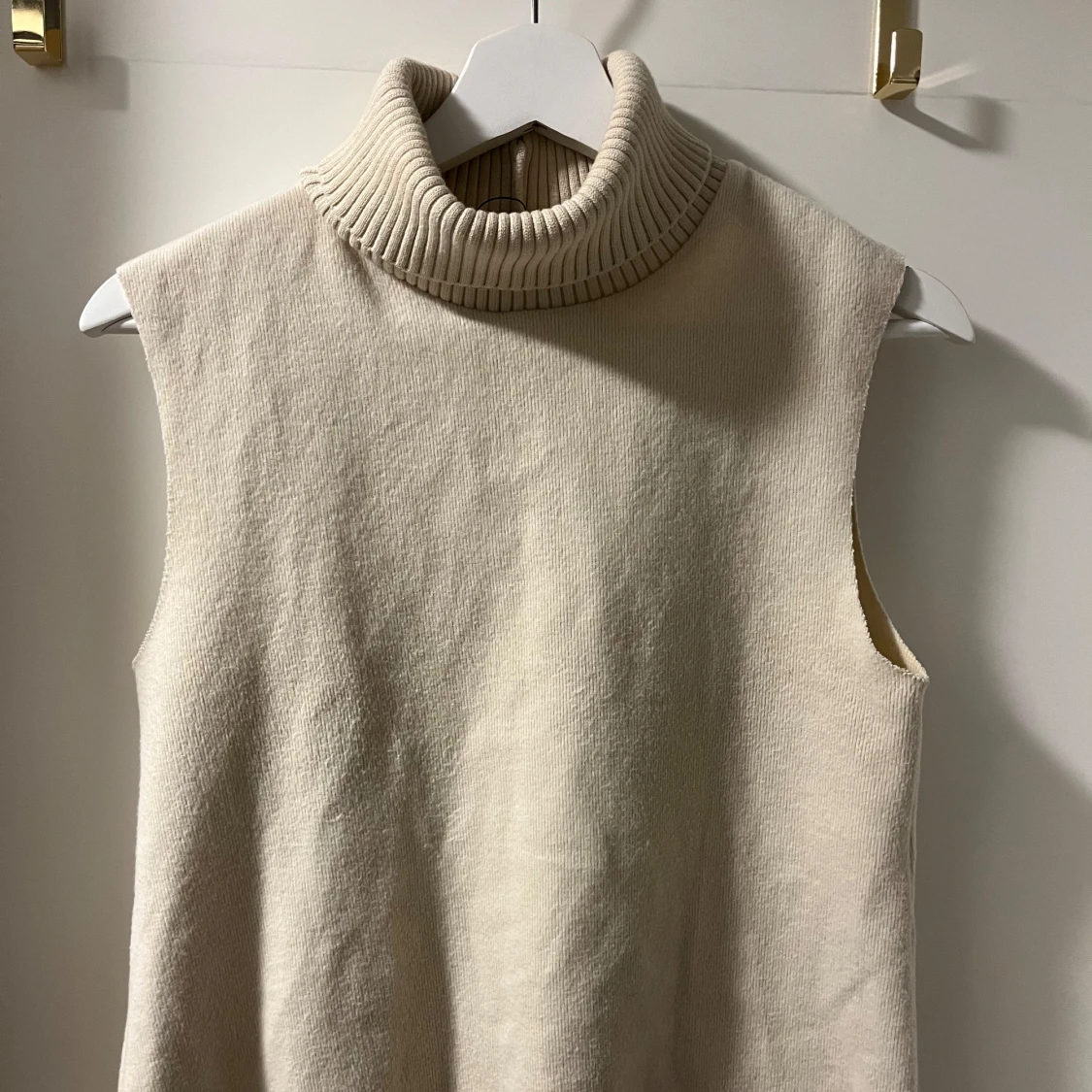 Beige ärmlös polotröja - 90