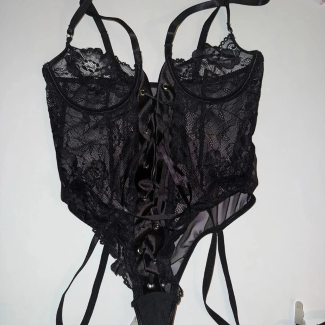 Svart spetskorsett med snörning
