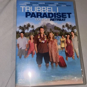 Trubbel i paradiset DVD - Säljer en DVD av filmen 'Trubbel i paradiset' med Vince Vaughn och Malin Åkerman. Filmen handlar om fyra par som åker på lyxsemester och upptäcker att parterapi är en del av resan. Omslaget visar en tropisk strand med palmer och huvudkaraktärerna i badkläder. Perfekt för en filmkväll med komedi och romantik! Inkluderar bonusmaterial som borttagna scener och kommentarspår.