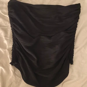 Svart topp - Säljer en söt svart topp. Kan också användas som kjol. Pris kan diskuteras och skriv för frågor!🥰