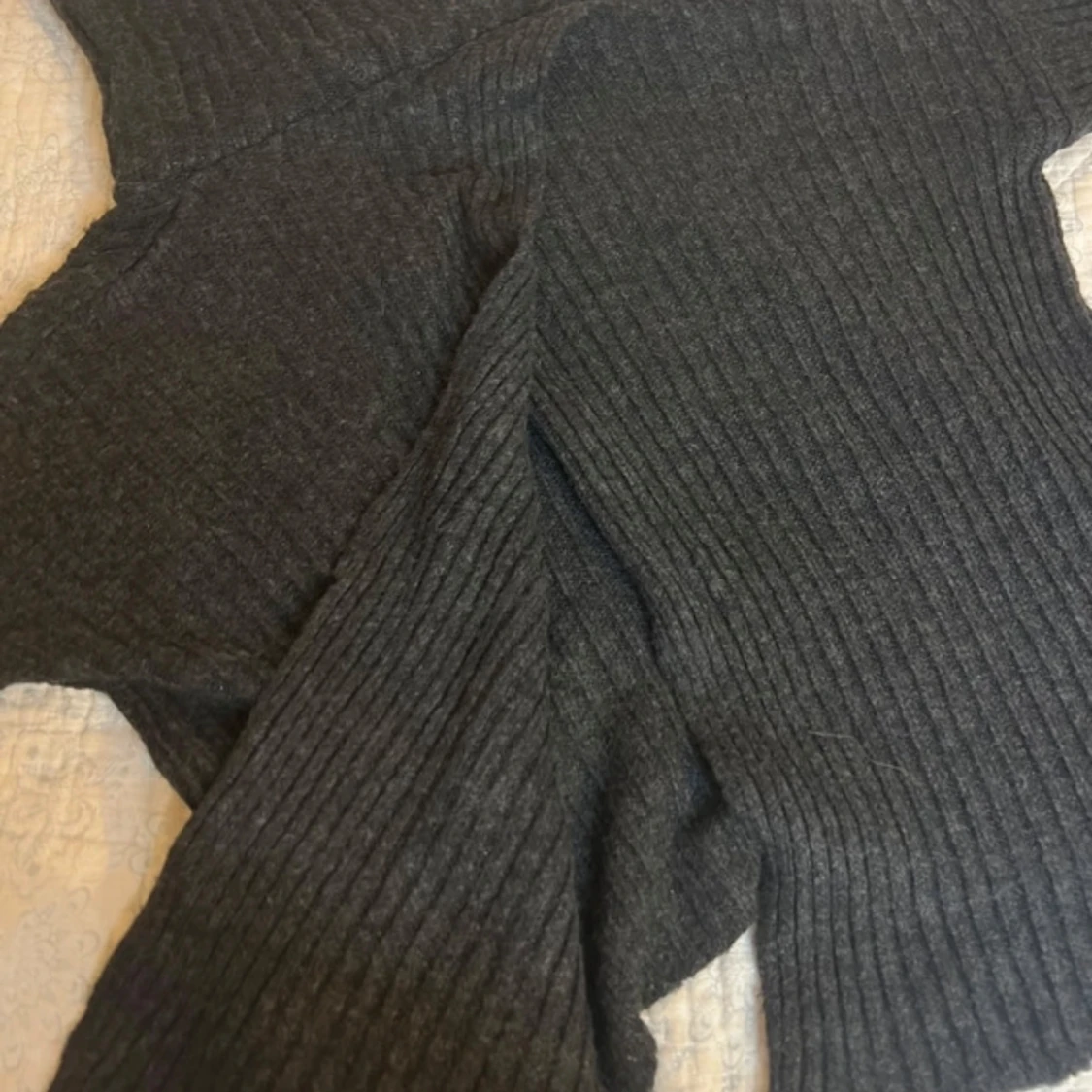 Mörkgrå ribbad polotröja med öppen rygg - 90