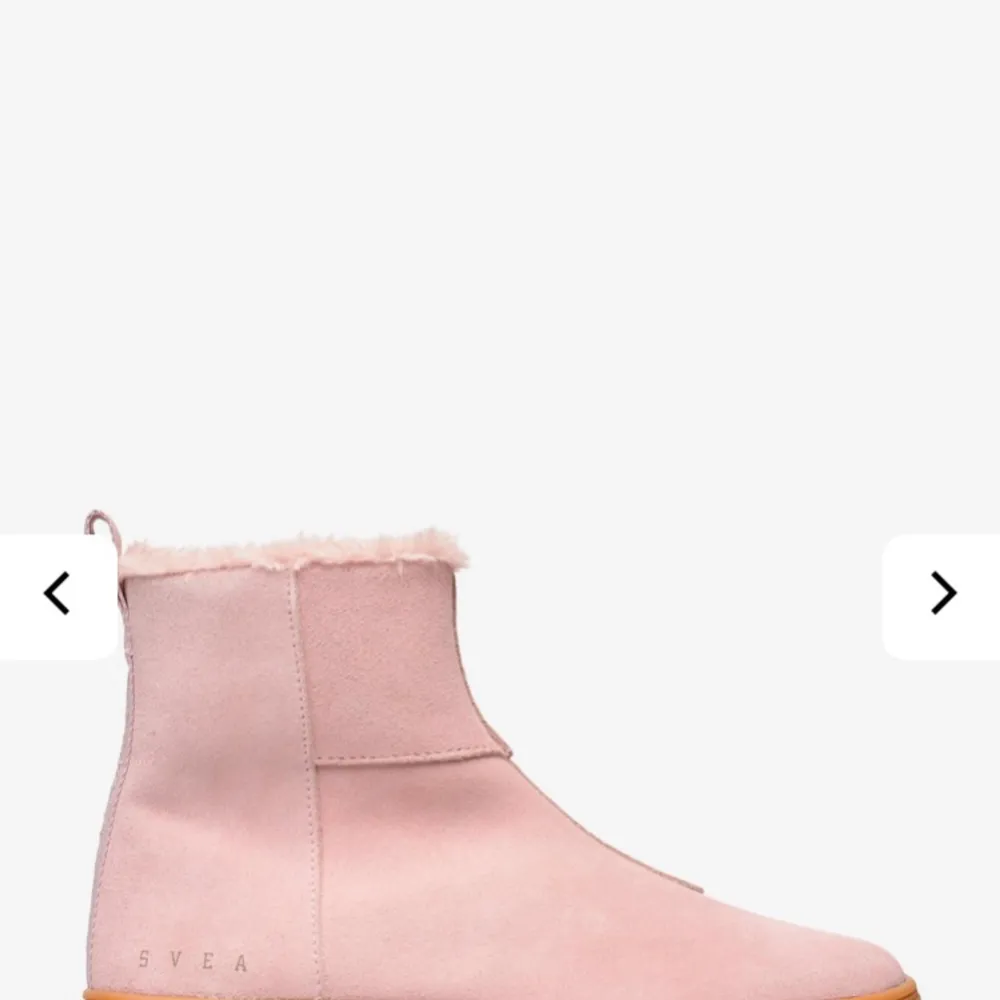 Snygga rosa boots från Svea med mjukt foder och en bekväm sula. Perfekta för kyligare dagar med sin stilrena design och varma insida.. Skor.