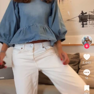 Vita jeansbyxor - Snygga vita jeans med hög midja och en rak passform från Zara.