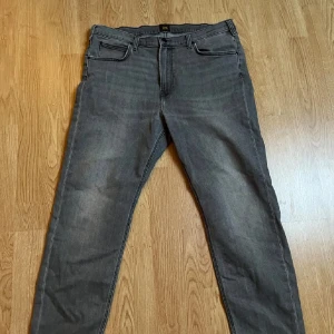 Lee Austin jeans - 2 par lee Austin jeans (tapered fit) i bra skick inte använda mycke säljer pga att dom inte kommer till användning dom grå är storlek W38 L32 och dom blå W36 L34, pris kan diskuteras 