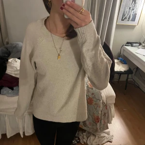 Vit stickad tröja  - Mysig vit stickad tröja med rund hals och långa ärmar. Perfekt för kyligare dagar och enkel att matcha med olika outfits.