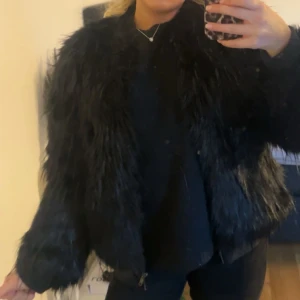 Svart pälsjacka från MSCH copenhagen - Säljer en superfin svart pälsjacka från MSCH i storlek XS/S. Jackan är perfekt för höst och vinter och har långa ärmar. Den är i mycket bra skick och ger en lyxig känsla. Perfekt för att hålla sig varm och snygg under kyliga dagar!knappt använd 💗nypris va runt 1400