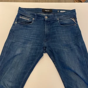Blå jeans från Replay - Säljer ett par snygga blå jeans från Replay, storlek W31 L30. Jeansen är i bra skick och har en normal passform. De är sköna till båda helger och vardagar. 😄 Pricet är ej hugget i sten 🪨 . Skriv om minsta fundering 😁😁