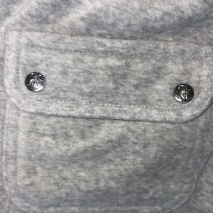 Gråa juicy Couture  - Jätte fina juicy couture byxor helt nya lappen är inte kvar, perfekt till skolan eller vara hemma