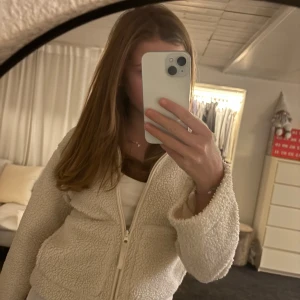 Vit teddyjacka med dragkedja - Mysig vit teddyjacka som är väldigt trendig och är slutsåld ❤️ aldrig använd 