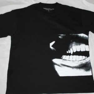  Whole Lotta Red carti merch - Cool svart t-shirt med ett iögonfallande tryck av en mun på framsidan och en hand med snören på baksidan. Texten 'Whole Lotta Red' och 'Playboi Carti' finns också på baksidan. Perfekt för fans av Playboi Carti! ‼️Inte mina bilder ‼️STORLEK M‼️