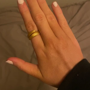 Ring från Muli - Guldig jättefin justerbar ring från Muli Collection. Aldrig använd. 