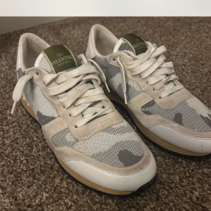 Valentino Garavani rockrunners - Snygga Valentino Garavani sneakers med ett stilrent camouflagemönster i grått och beige. Skorna har snörning och är tillverkade i en kombination av mocka och syntetmaterial.Har tyvärr inga og saker där av priset kan gå ner  max 300kr