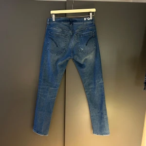 Helt nya Dondup Jeans - Säljer nu ett par riktigt snygga dondup george jeans som inte har ett enda tecken på användning!🙌🏻 Nypris ligger på 3000kr. Storlek W34 men sitter mer som W33. Jag har även måtten på byxorna ifall man känner sig osäker. Om det finns några frågornså svarar jag inom kort😁⭐️