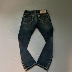 Rocco super T trues - Knappt använda, snygg tvätt och låga tecken på användning! De är lite strasiga längst nere på benen, men det är inget som märks. 