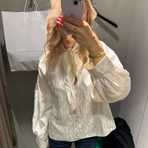 Samsøe Blus - Säljer en skit snygg blus från samsøe. Hör av dig för fler bilder eller vid frågor! 