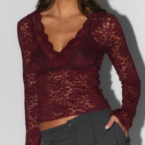 Vinröd spets topp - En vinröd spets topp ifrån gina tricot som är slutsåld, storlek XS 