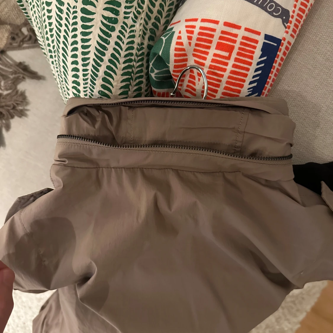 Beige jacka med dragkedja - 91