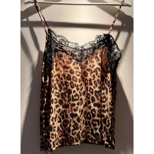 Leopardmönstrad linne från Zara - Säljer ett snyggt leopardmönstrat linne från Zara i storlek S. Det har tunna axelband och en spetsdetalj vid halsringningen. 