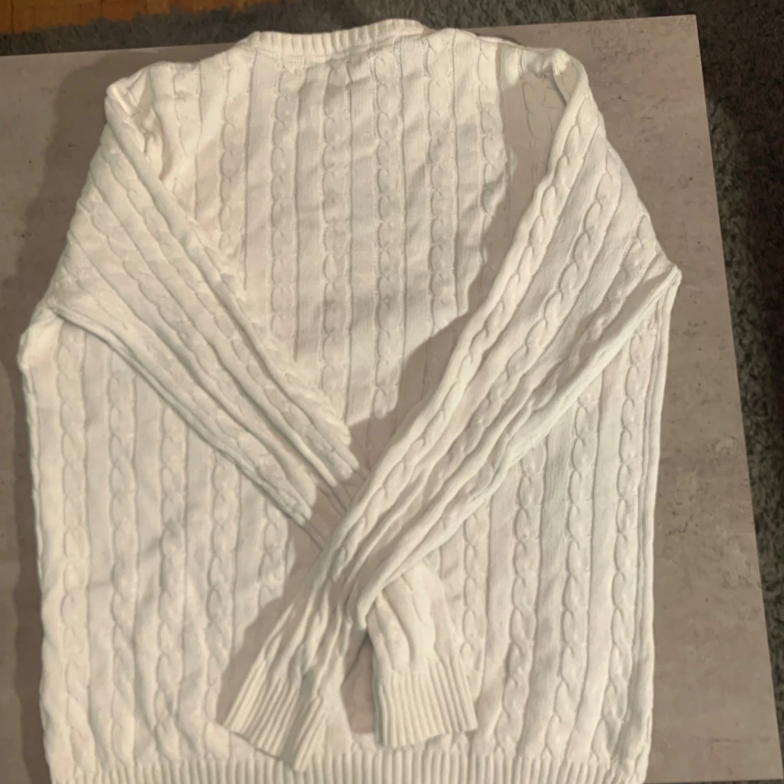 Fin stickad tröja från pullover Factory, jätte skön ha på sig under vinter, färgen är vit och storleken är S  - 90