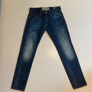 Unika replay anbass jeans - Ett par riktigt feta unika replay anbass i as snygg tvätt perfekta till vintern, storlek W31 L32 men passar mer som W30, de har andvänts vid Max 4 tillfällen, skriv vid minsta fråga eller fundering🔥👍