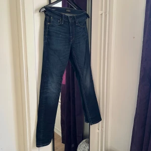 Mörkblå jeans - Säljer ett par mörkblå jeans i bra skick. Storlek 27w 30l skriv till mig om du har någon fråga eller fundering💭 